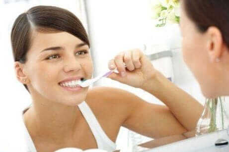 kvinne som pusser tennene