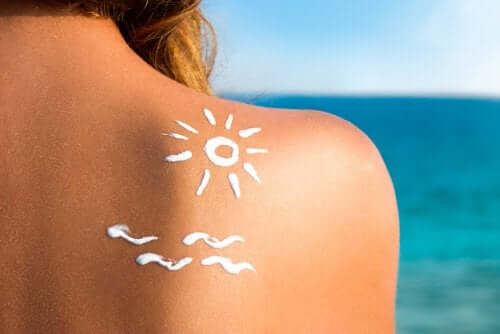 solkrem i form av en sol på ryggen til jenta