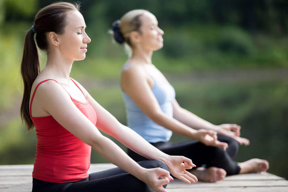 To kvinner som kjemper mot depresjon med yoga