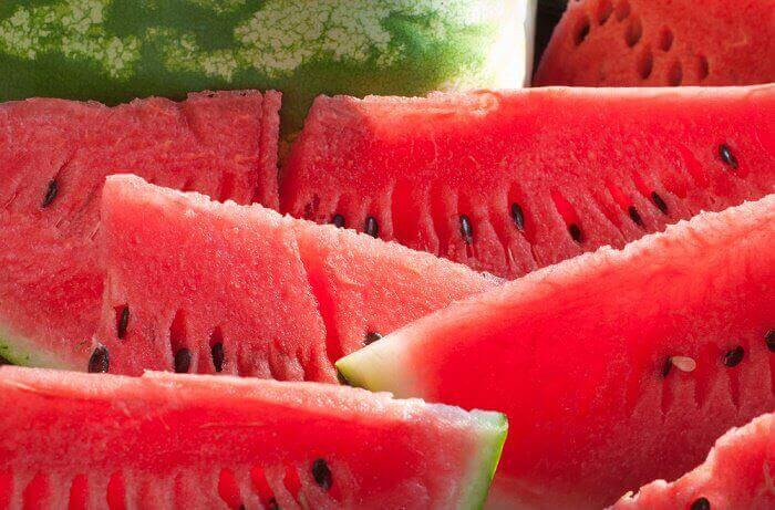Skiver av vannmelon for å bekjempe vann i kroppen