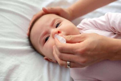 En baby som får skylt nesen.