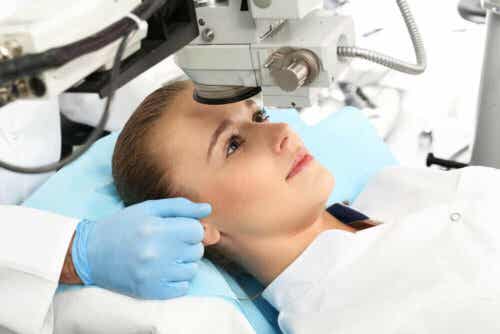 En kvinne som gjennomgår oftalmologisk behandling.