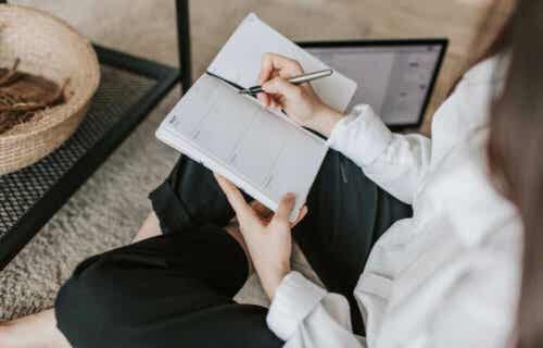 En kvinne som skriver ned SMART-målene sine.