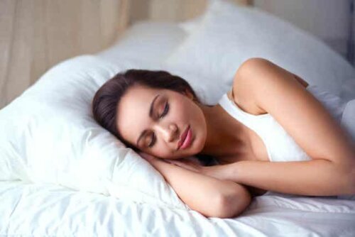 En kvinne som sover fredelig etter ferien