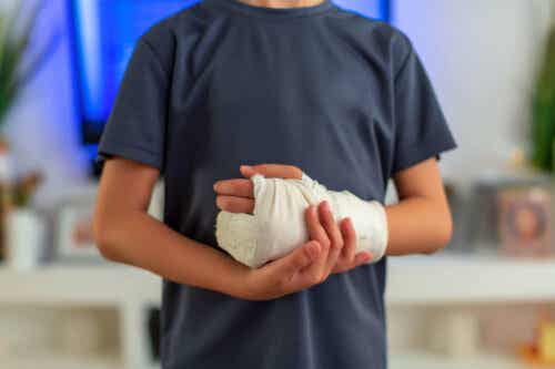 En person med en skadet hånd.