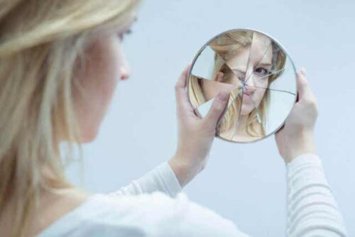 En ungdomsjente som ser på seg selv i et ødelagt speil.
