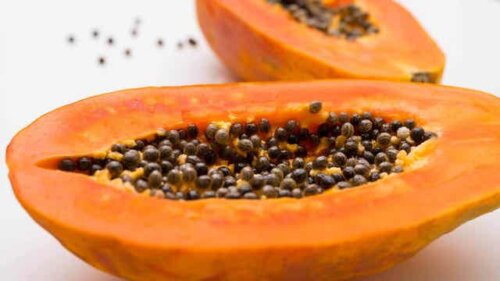 Papaya delt opp i to.