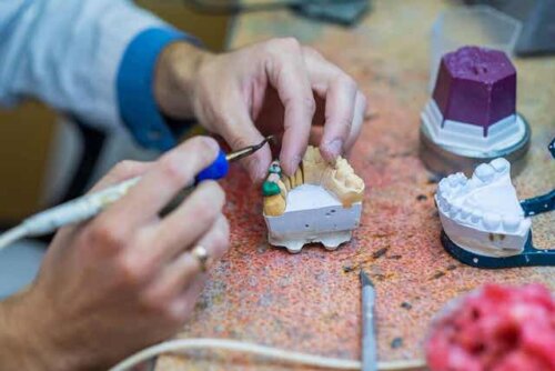 Arbeid med en tannbro.