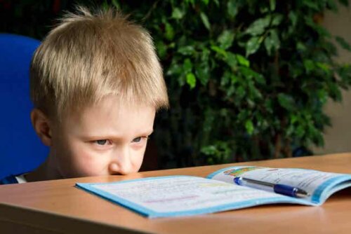 En gutt som ser på en leksebok