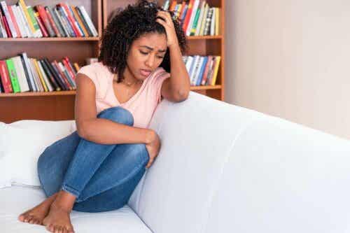 En kvinne som sitter på en sofa