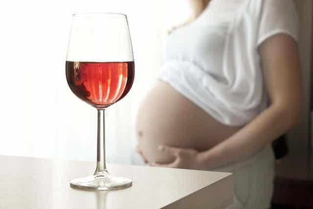 Drikker alkohol under graviditet.