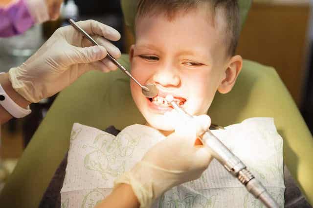 Barn hos tannlege