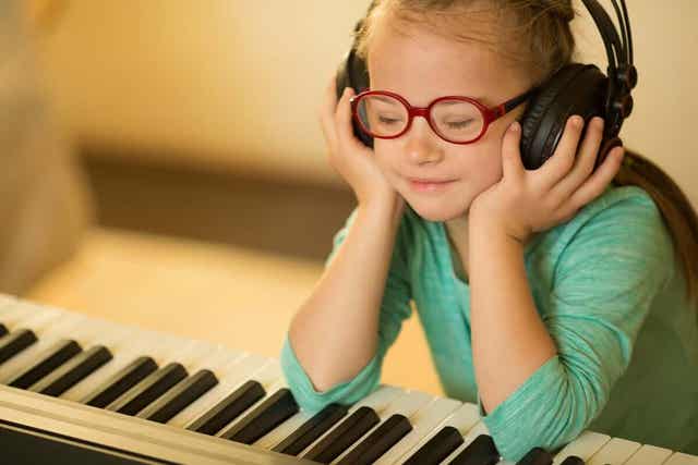 Et barn som lytter til musikk