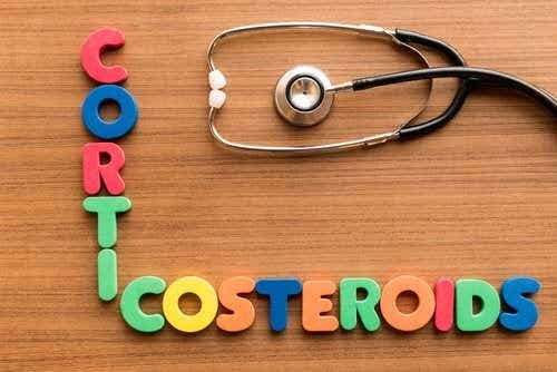 "Kortikosteroider" stavet med fargerike bokstaver.