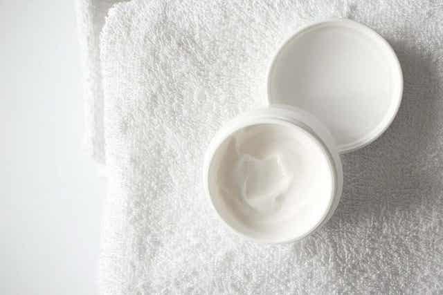 kremer mot pigmentflekker på et håndkle