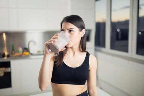 En kvinne som drikker en proteinshake