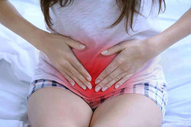 En kvinne med menstruasjonskramper.