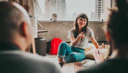 Kvinne som snakker til gruppe