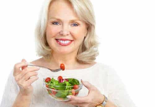 En kvinne som spiser en salat