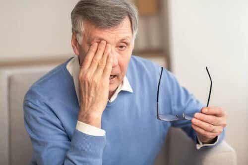 En mann med grønn stær