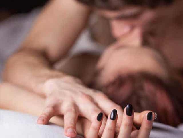 Et par som har sex som representerer en av myter og misoppfatninger om menstruasjon