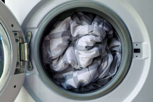 5 tips til hvordan du bør vaske sengeteppene dine