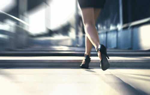 En kvinne som går i høye hæler
