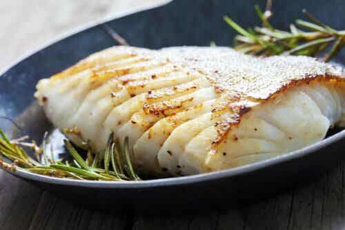 Hvit fisk på et fat.