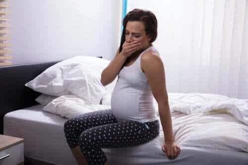 En gravid kvinne som våkner.