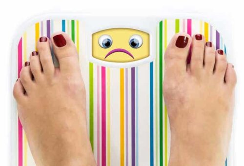 En kvinne på en vekt.