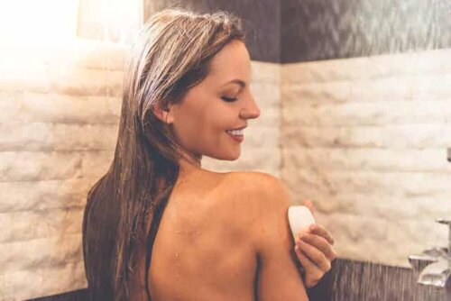 En kvinne som bader med nøytral såpe.