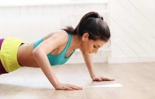 En kvinne som gjør push-ups.