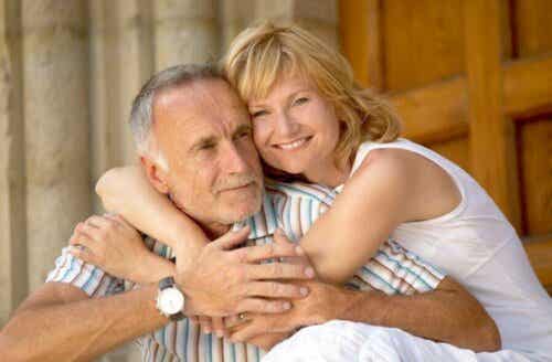 En kvinne som klemmer en mann.