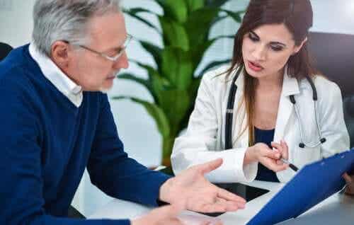 En mann som konsulterer en lege.