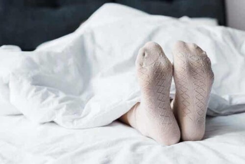 En person som sover med sokker på.