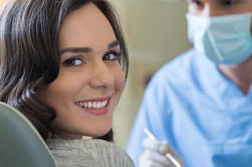 En smilende kvinne som vet om sammenhengen mellom oral helse og fruktbarhet.