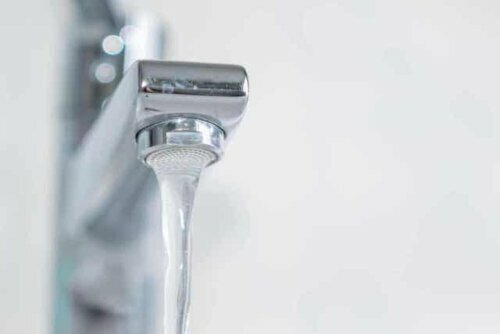 Vann som renner fra en kran.