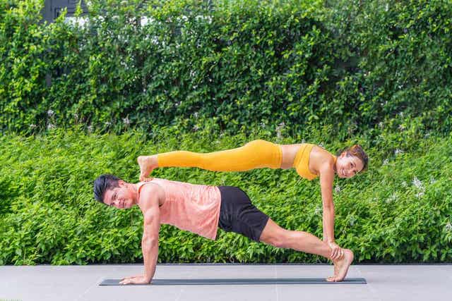 En mann og en kvinne som gjør akrobatisk gymnastikk
