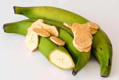 Noen få grønne kokebananer