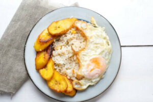 En deilig oppskrift på cubansk ris med kokebanan