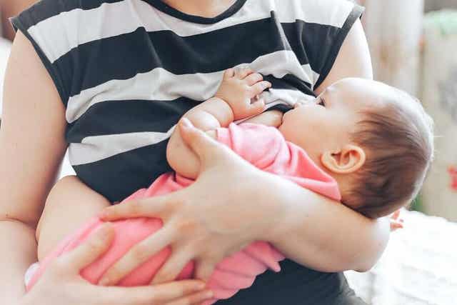 En mor som ammer babyen sin.