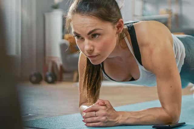 En kvinne gjør planken