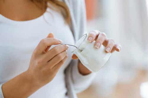 Kvinne spiser yoghurt