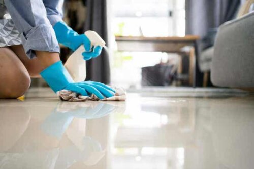 En kvinne som vasker gulv med en klut