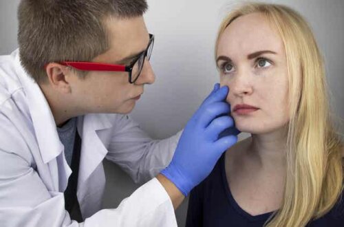 En lege som undersøker en kvinnes øyne