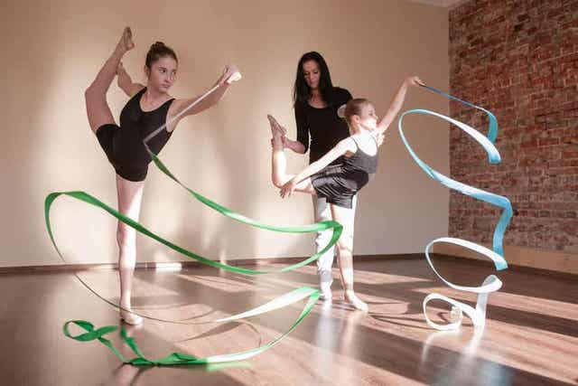 To jenter som trener rytmisk gymnastikk