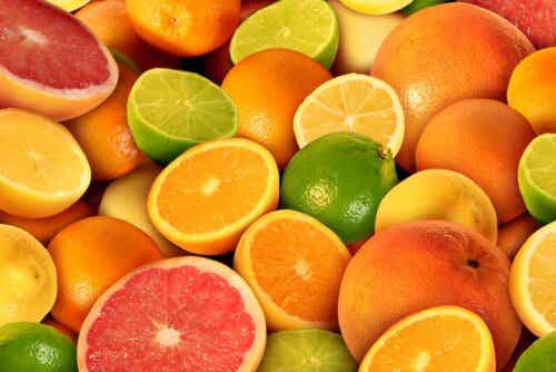 En rekke sitrusfrukter