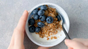Er det sunt å spise frukt og yoghurt til middag?