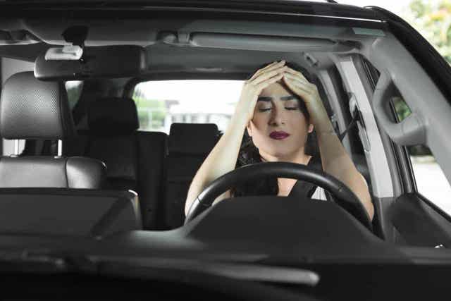 En stresset kvinne i en bil