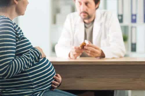 En gravid kvinne som snakker med legen sin om medisiner.
